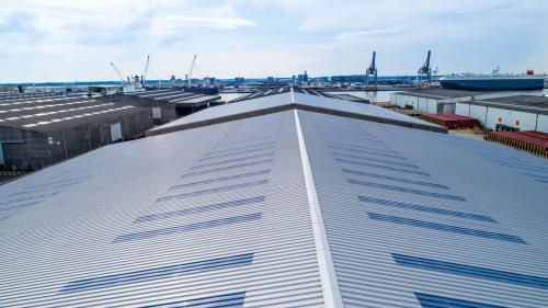 Industriële dakwerken geplaatst op bedrijfspand