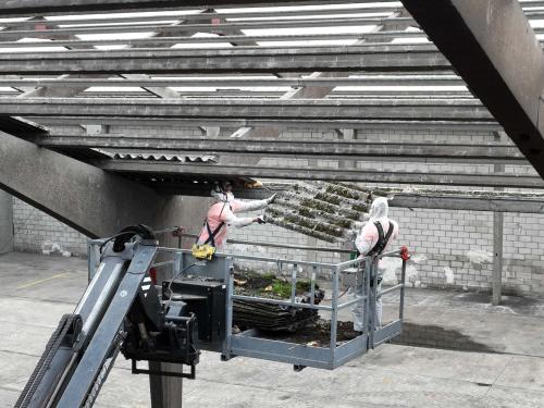 Inspectie van golfplaten bedrijfspand